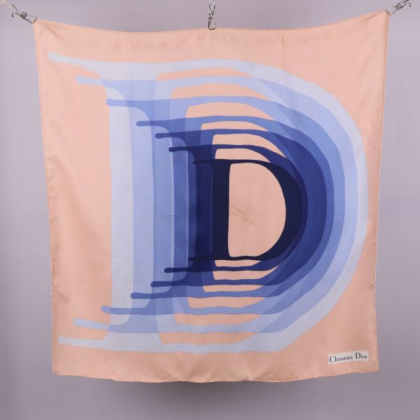 Aprikos sjal med blått D-motiv från Christian Dior