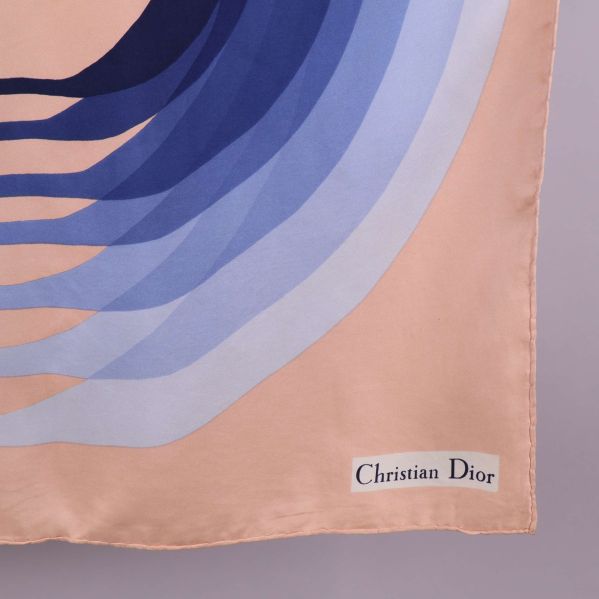 Närbild på Christian Dior-loggan på hörnet av sjalen