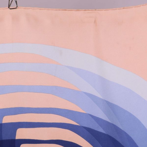 Diskreta fläckar på ovankanten av sjalen