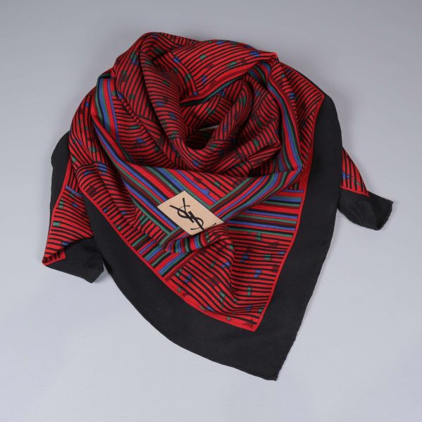 Scarf virad i triangelform med synlig YSL-logga