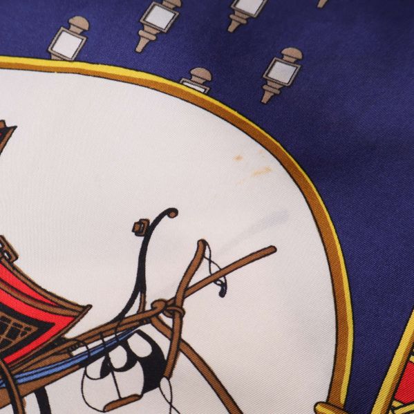 Närbild på scarfens motiv och liten fläck synlig