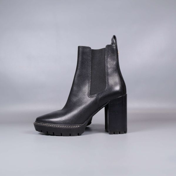 Svart chelsea boot i profil med tydlig klack