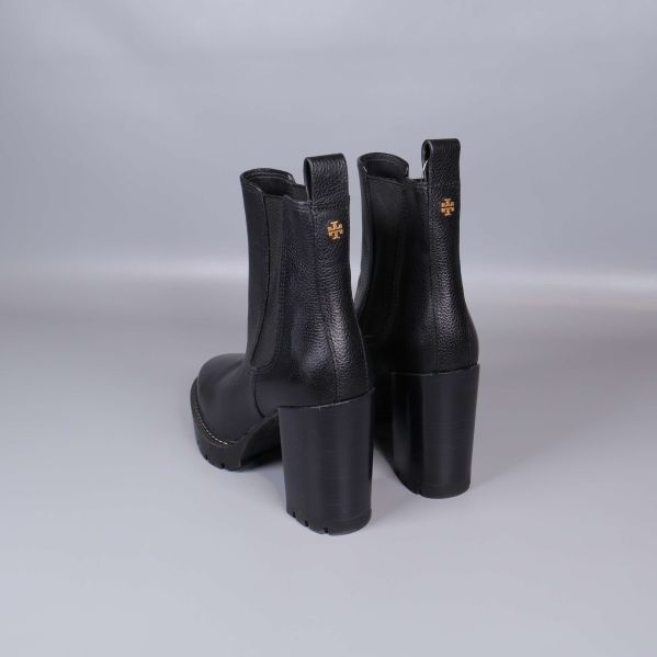 Baksidan av svarta chelsea boots med logo