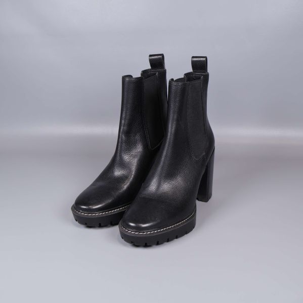 Ett par svarta chelsea boots med kraftig sula