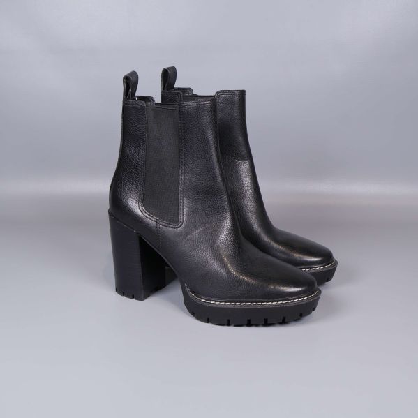 Par svarta chelsea boots från sidan