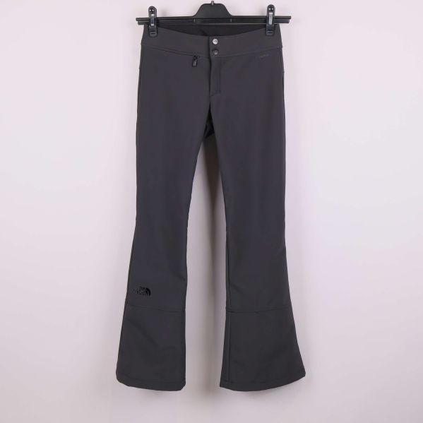 Mörkgrå softshellbyxa med utsvängt ben hängande på galge