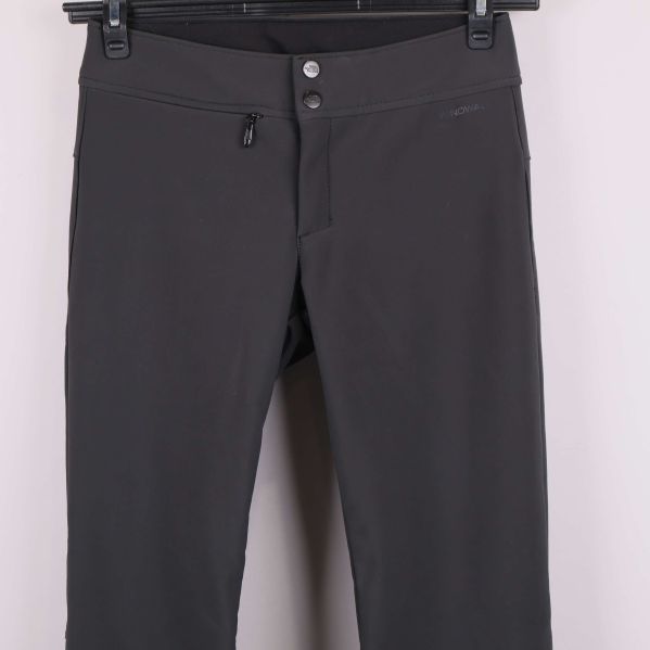 Närbild på midja och knappar på mörkgrå byxa