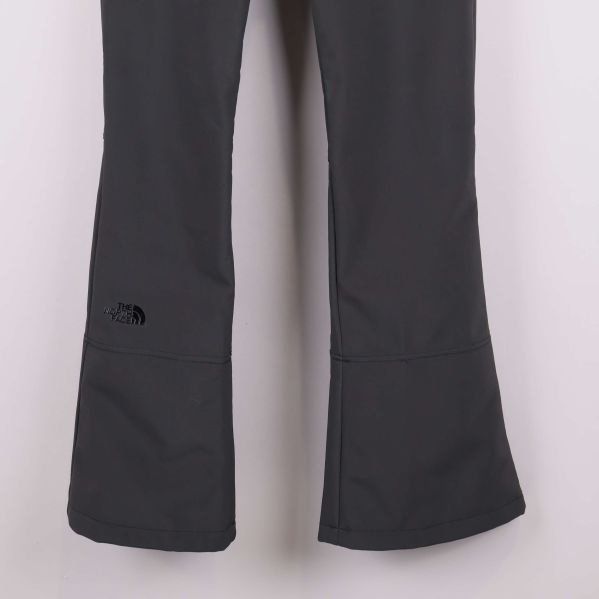 Utsvängt ben med svart logga The North Face