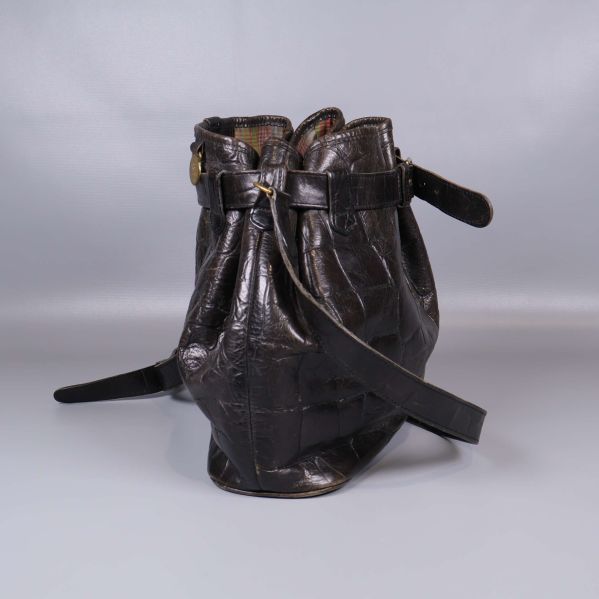 Andra sidan av svart präglad skinnväska visas