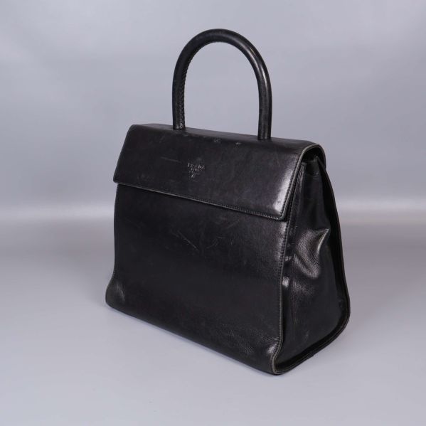 Handväska av svart läder 