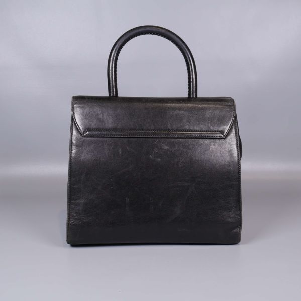 Baksidan av svart handväska i läder