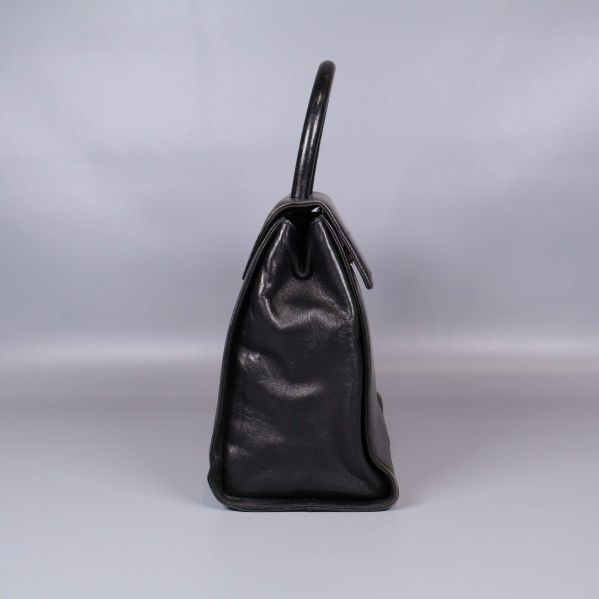 Profil på svart läderhandväska med handtag