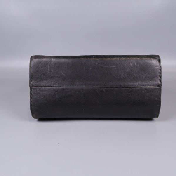 Undersida av svart handväska i läder