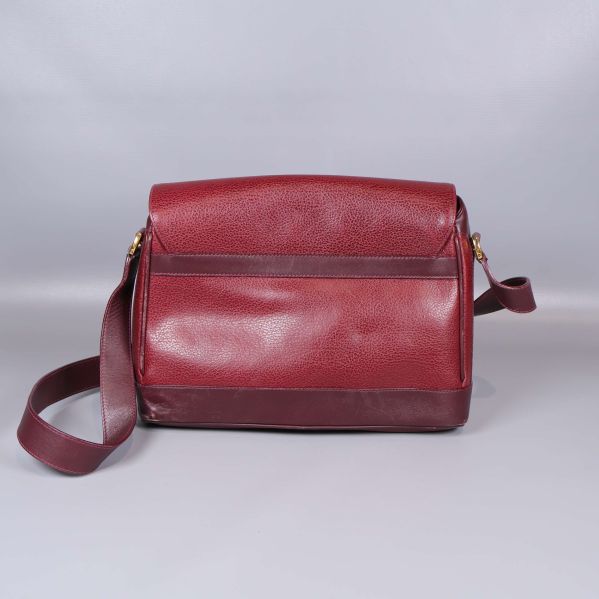 Baksidan av vinröd axelremsväska 