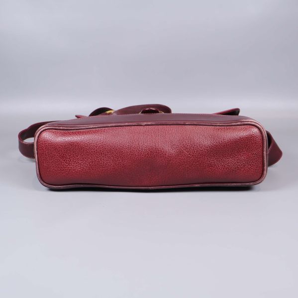 Väskans botten i vinrött läder syns tydligt