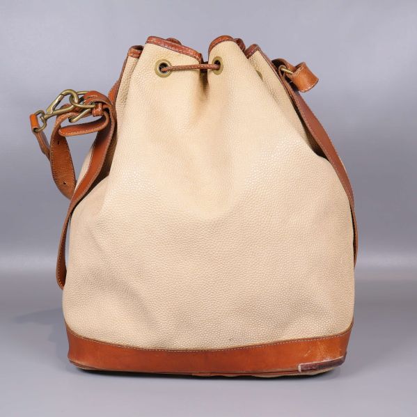 Baksida av beige väska slitna hörn