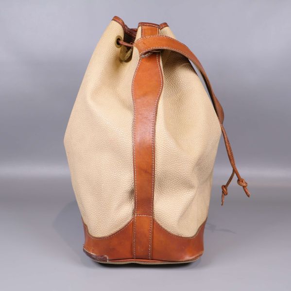 Sida av väska som visar läderdetalj 