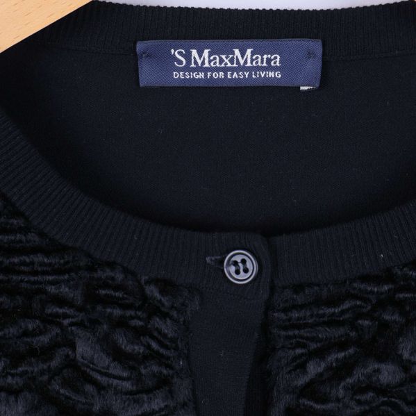 Närbild på etikett ’S MaxMara’ i nacken