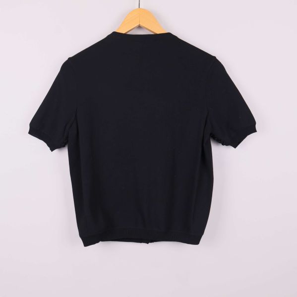 Svart kortärmad kofta bakifrån