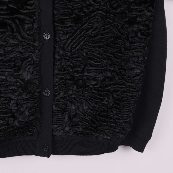 Närbild på svart koftas texturerade material