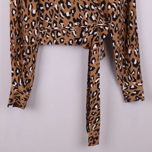 Knytband och ärmslut på leopardmönstrad blus