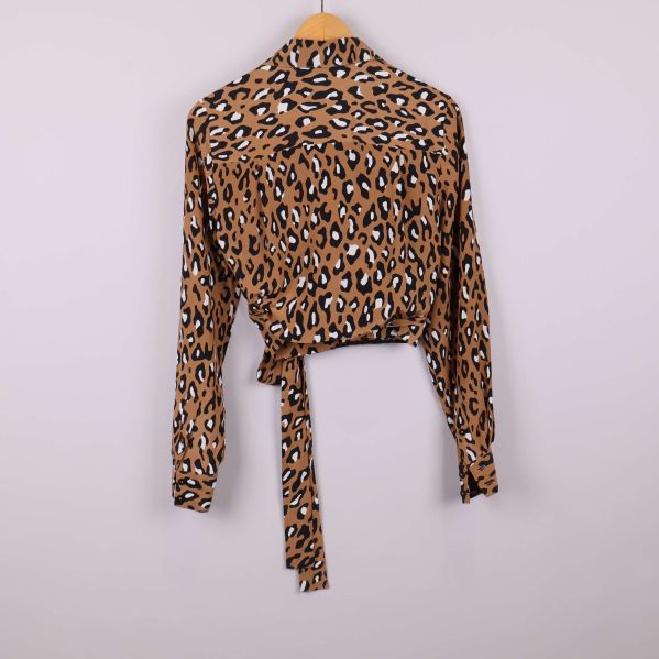 Omlottblus bakifrån med långt band och leopardmönster