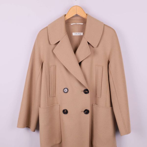 Närbild på kappans framstycke och fickor