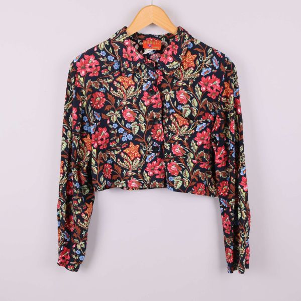 Blommig skjorta med kort modell och långa ärmar