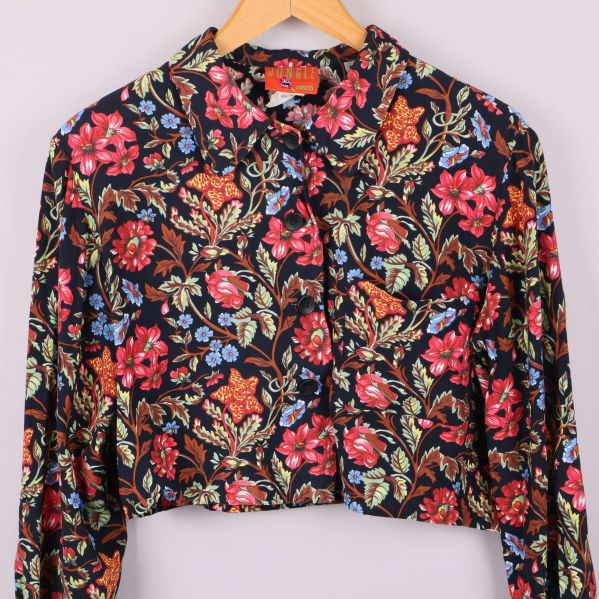 Närbild på skjortans blom-mönster och knäppning