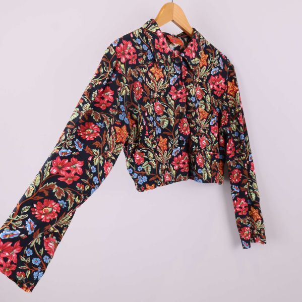 Blommig skjorta med lång ärm fotograferad från sidan