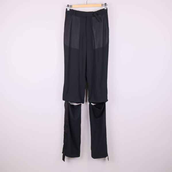 Framsida av svarta byxor med avtagbara ben