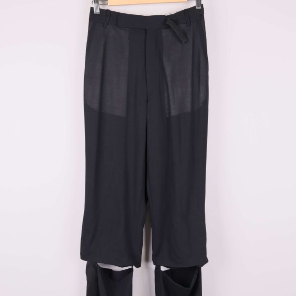 Byxor i svart med avtagbara nedre ben