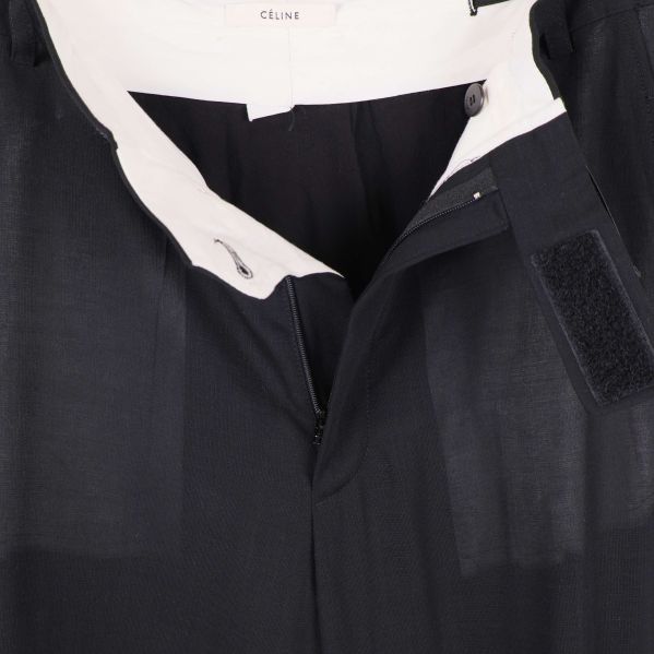 Detaljbild av byxornas stängning och linning