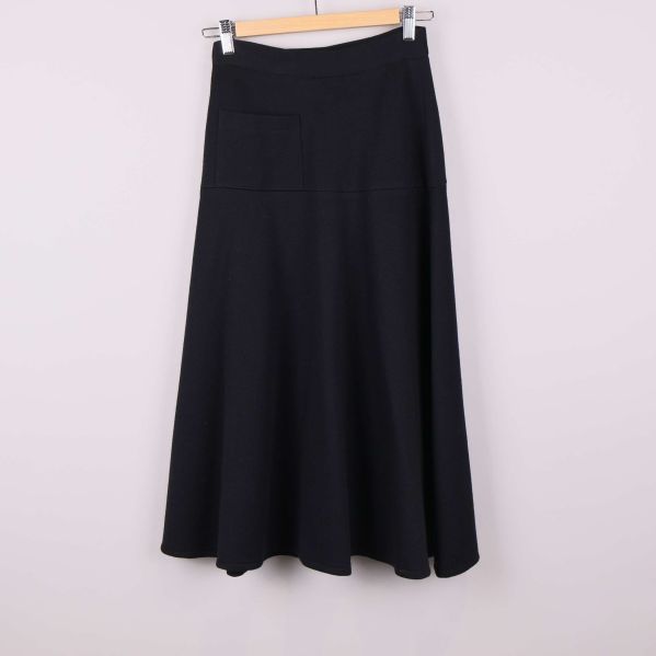 Baksidan av svart ullkjol 