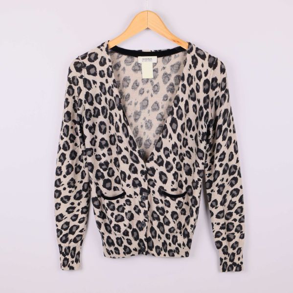 Kofta med leopardmönster framifrån