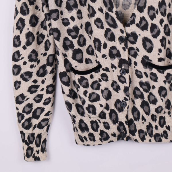 Närbild på koftans fickor och knappar fram