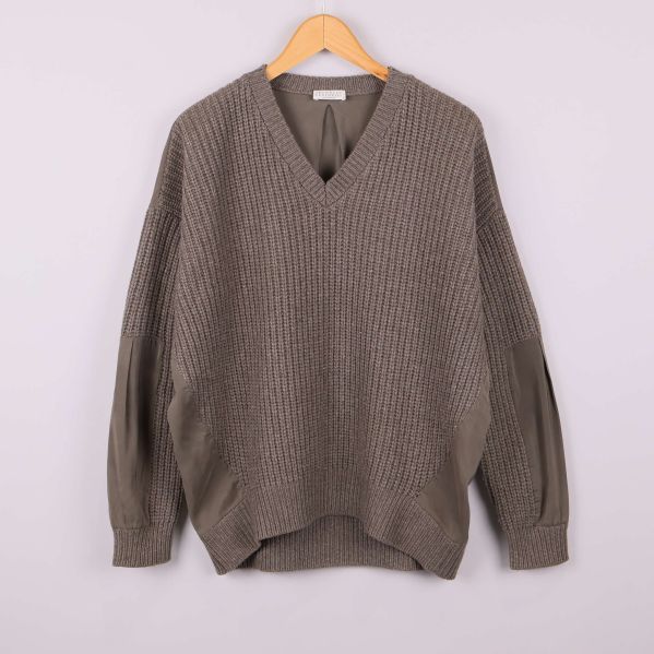Stickad v-ringad tröja grovt stickad