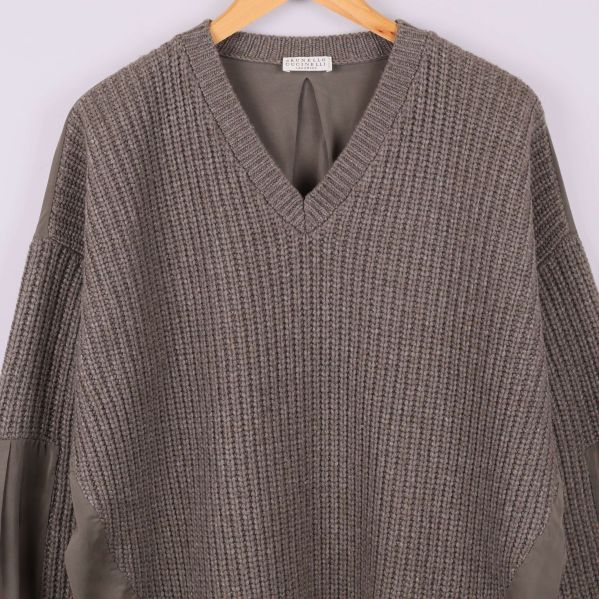 Närbild av tröjans v-ringning och detaljerad struktur