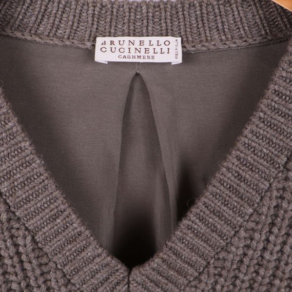 Närbild av etikett med text Brunello Cucinelli Cashmere