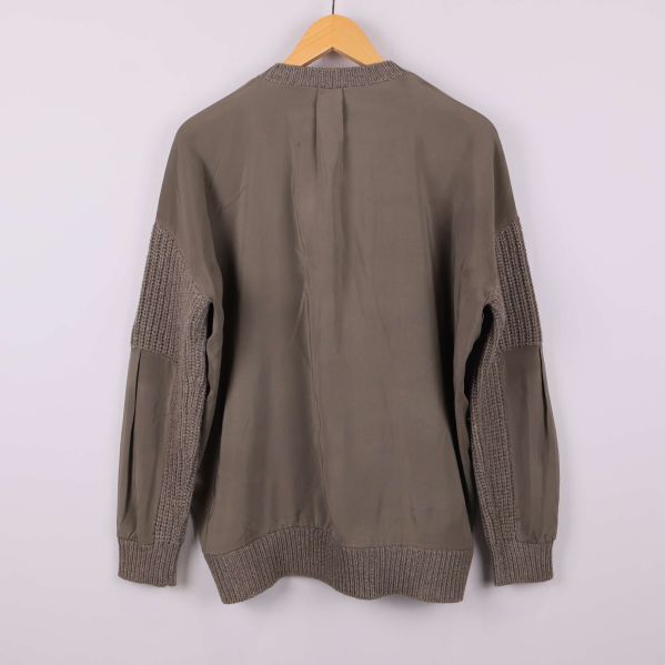 Baksida av tröja med siden tyg på rygg och ärmar