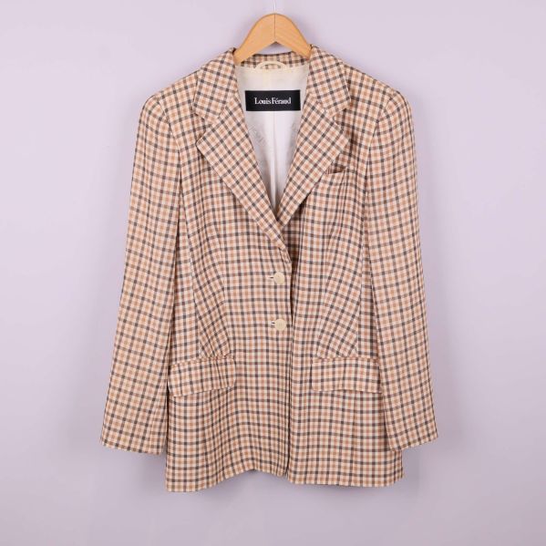 Framsida av rutig kavaj med två knappar och fickor