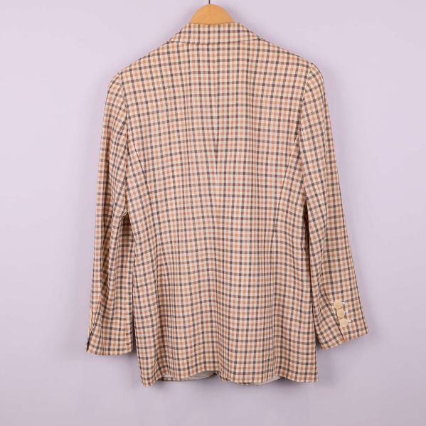 Baksida av rutig kavaj 