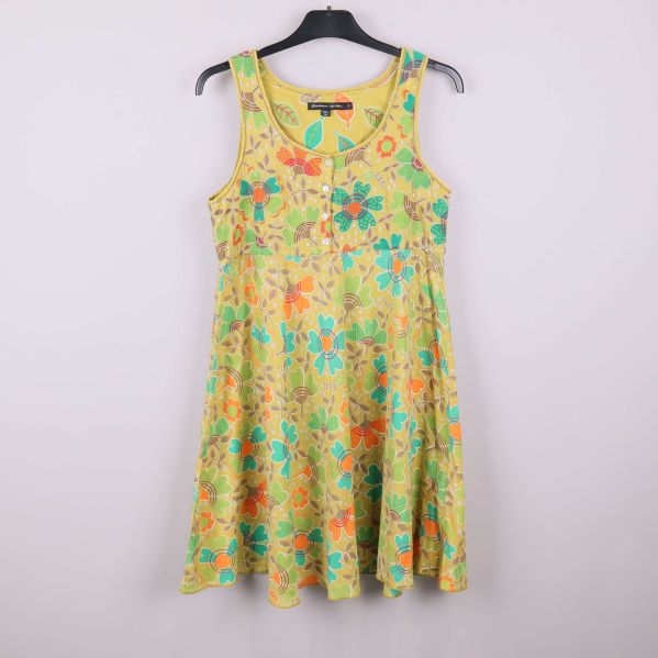 Blommig gul klänning på galge framifrån