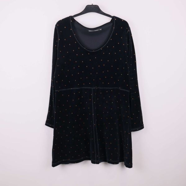 Svart klänning med små prickar framifrån på galge