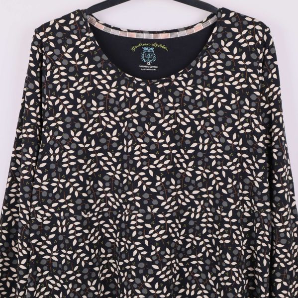 Detaljbild av toppens framsida och blommiga mönster