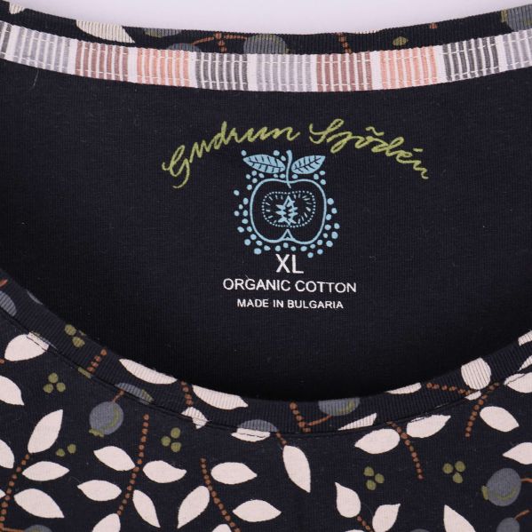 Närbild på halsring med Gudrun Sjödén-logotyp och storlek XL