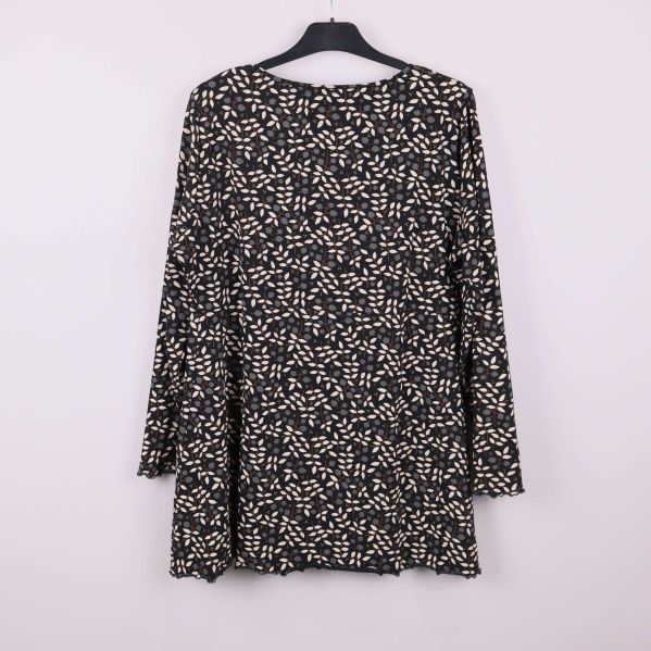 Långärmad topp i blommigt mönster bakifrån på galge