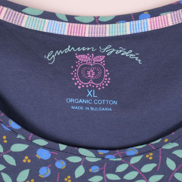 Närbild på Gudrun Sjödén-tryck och storleksmärkning i halsringning