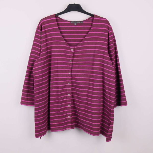 Randig topp i lila och rosa med v-ringning och knappar framtill