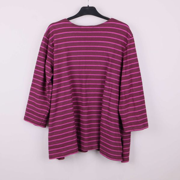 Baksidan av randig topp med lila och rosa ränder